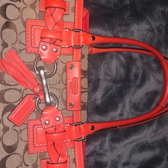 Coach Hamptons Signature Medium Carryall Tote this handbag is in great condition - Picture 2 of 8